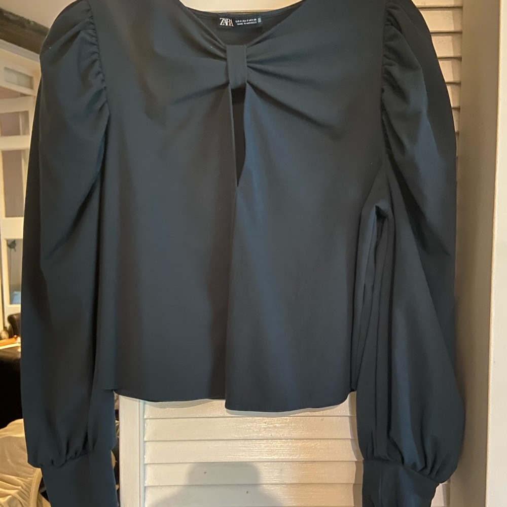 Love love this color , twist tie in front and balloon type sleeves